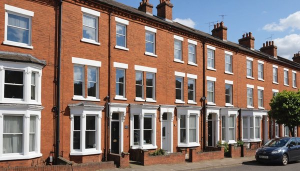 What are the best practices for leaving a rental review in the UK?